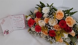 Bouquet 24 rosas coloridas + Cartão de mensagem